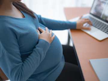 デスクワークをする妊婦